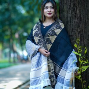 স্টাইলিশ মাল্টিকালার উলেন শাল – নরম, আরামদায়ক ও শীতের জন্য পারফেক্ট।